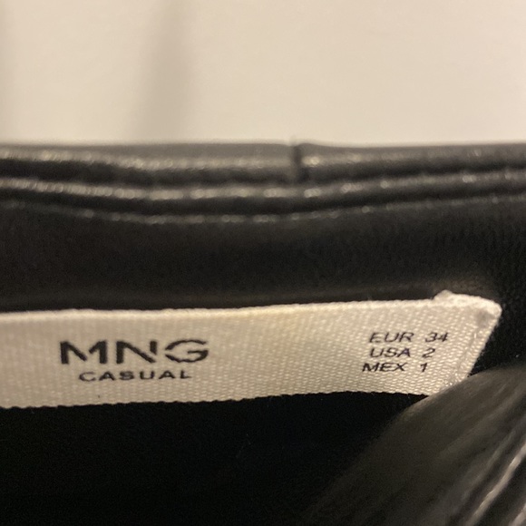 Black vegan leather skirt with slit at the back - Picture 4 of 4